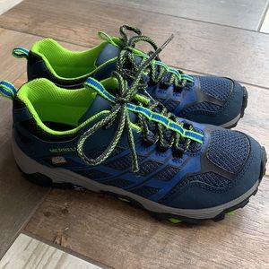 Boy’s Merrell sneakers size 5.5